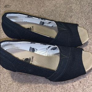 size 7 (Aloha Island) Black wedges